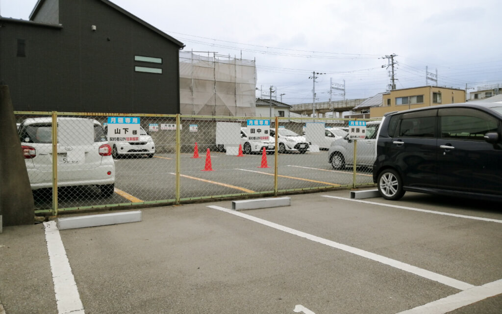 契約者の名札が付いている月極駐車場