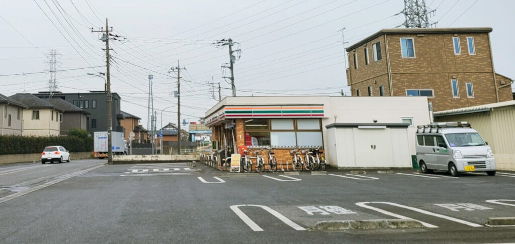 コンビニと隣接する月極駐車場