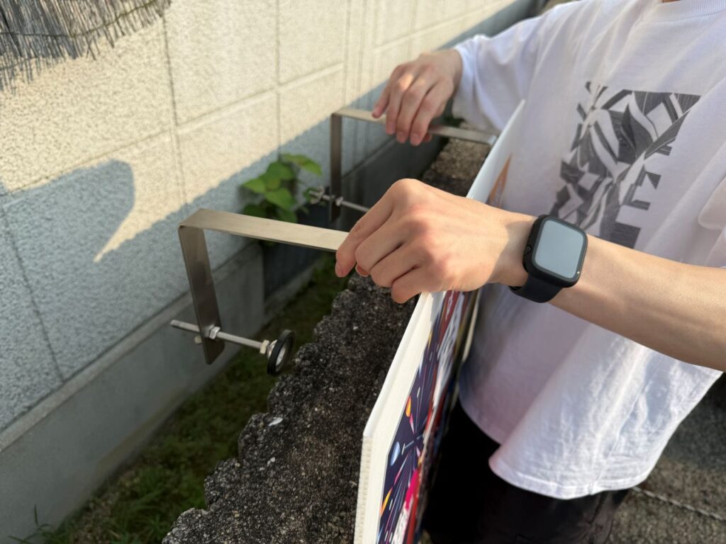 ブロック塀にフックを引っ掛けます
