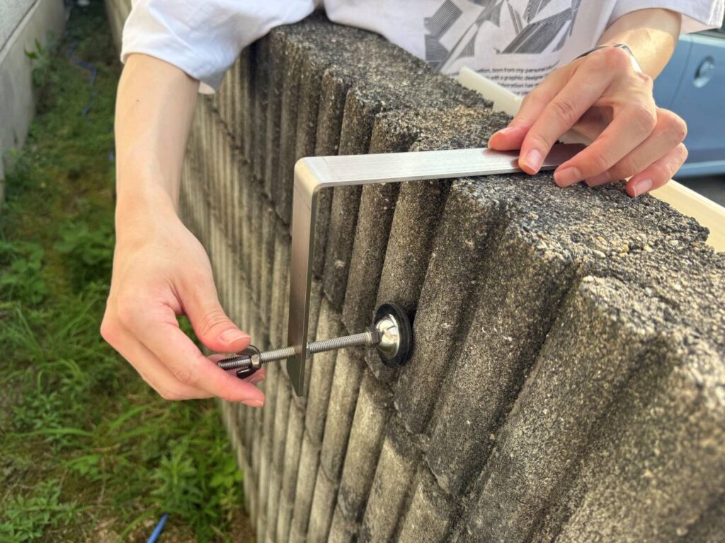 蝶ネジを回してアジャスターを調節